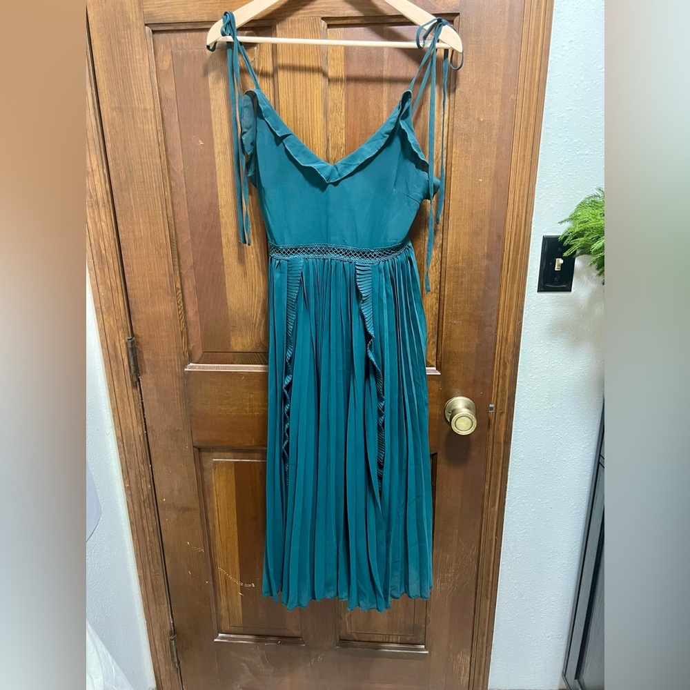 Lulus Never a Dull Moment Tie-Strap Pleated Midi Dress - Emerald Green - Picture 4 of 11